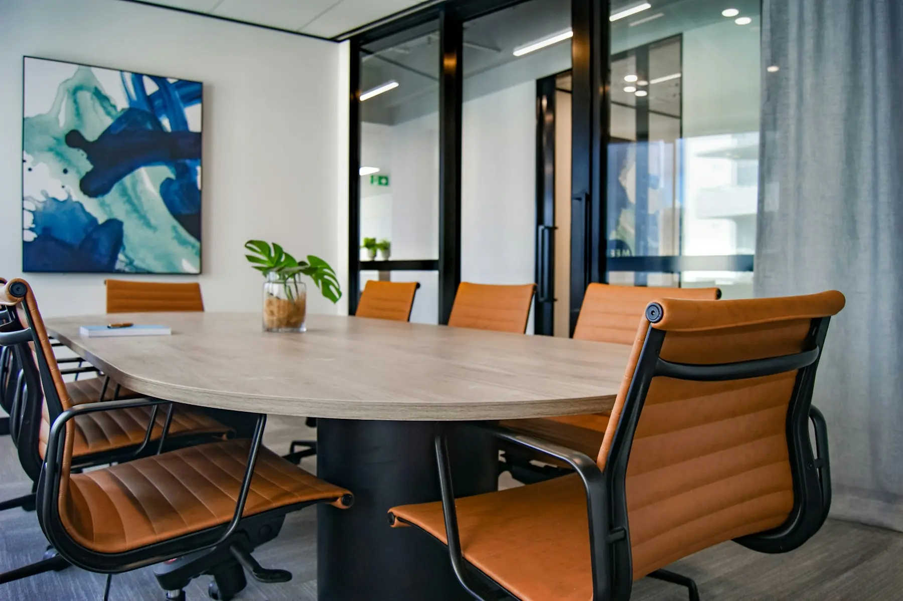 The meeting room at Alder & Finch with a round table and leather chairs